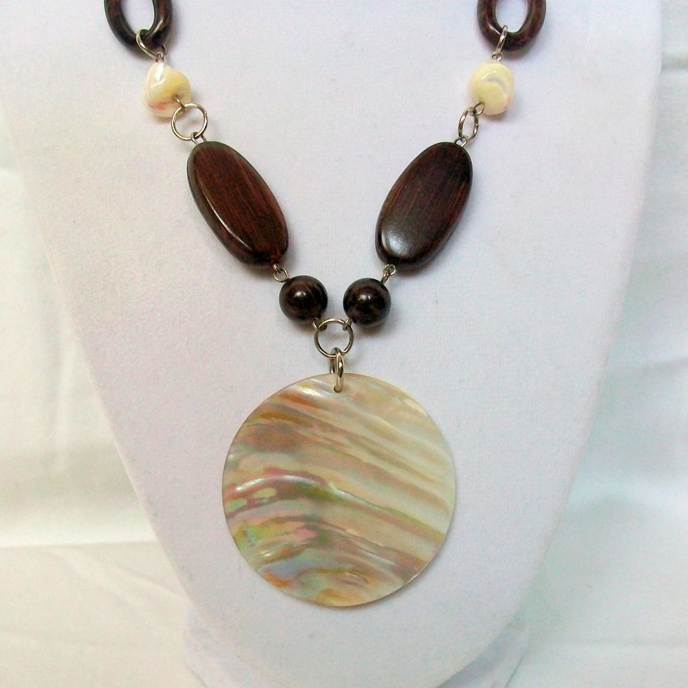 Cookie Lee Brown Wood Beads Shell Pendant Necklace Sea Isle #23092